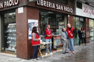 Volontari in servizio alla Colletta del libro