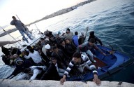 Migranti pronti a sbarcare a Lampedusa