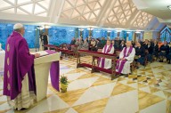 Papa Francesco celebra la Santa Messa nella cappella di Santa Marta