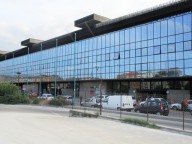 L'area antistante la stazione di Pescara centrale, dove si accampano i senza fissa dimora