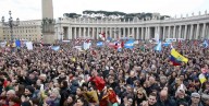 Fedeli in piazza San Pietro per l'Angelus