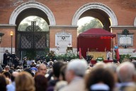 La folla di fedeli riunita al cimitero del Verano