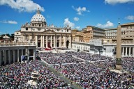 Piazza San Pietro gremita