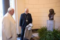 Papa Francesco inaugura il busto dedicato a Benedetto XVI