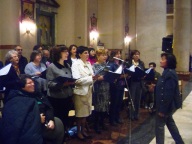 Il coro del Pro Sanctitate, durante la liturgia, diretto da Roberta Fioravante