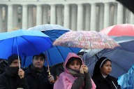 Erano 17 mila i fedeli in piazza San Pietro, quest'oggi, nonostante la pioggia