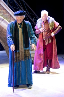 Giorgio Albertazzi (Shylock) e Franco Castellano (Antonio) in “Il Mercante di Venezia”, tuttora in scena al Teatro Quirino