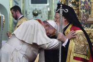 Papa Francesco, in segno di rispetto, si inchina e si fa baciare la testa dal Patriarca Bartolomeo