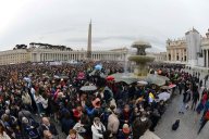 I tanti fedeli che hanno assistito all'Angelus
