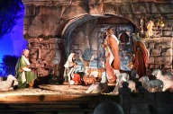 Una scena del presepe allestito in piazza San Pietro