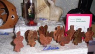 Un presepe realizzato lavorando bossoli di proiettile, dell'associazione Mousiké