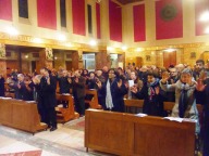 I fedeli, guidati da Traettino, invocano la presenza dello Spirito Santo