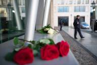 Un mazzo di rose lasciato in memoria delle vittime di Charlie Hebdo