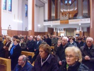 I fedeli intervenuti presso la chiesa della Beata Vergine Maria del Rosario