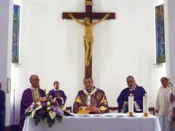 Mons. Valentinetti presiede la Santa Messa, concelebrando con il parroco don Giampietro Pittarello e il diacono Giancarlo Cirillo