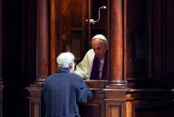 Papa Francesco, ieri, mentre confessava un fedele nella Basilica Vaticana