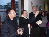 Mons. Tommaso Valentinetti benedice la targa con Padre Roberto Di Paolo