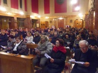 I fedeli riunitisi presso la chiesa dello Spirito Santo
