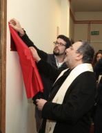 L'arcivescovo Valentinetti scopre la targa aiutato dal bibliotecario Luca Mazzocchetti