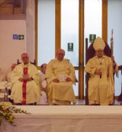 Mons. Valentinetti concelebra con monsignor Di Falco, a sinistra