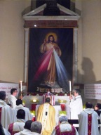 Mons. Valentinetti prega davanti l'Eucaristia, all'altare della reposizione