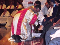 L'arcivescovo di Pescara-Penne lava i piedi a una religiosa