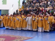 Altri sacerdoti concelebranti con, alle spalle, i religiosi,