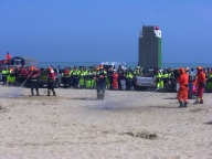 Alcune squadre di volontari simulano lo spegnimento di principi  d'incendi boschivi