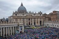Migliaia i fedeli presenti in piazza San Pietro, sotto una pioggia battente