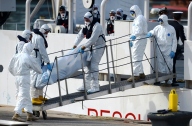 Il recupero della salma di una delle 900 vittime del barcone rovesciatosi domenica
