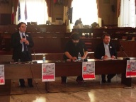 Il tavolo dei relatori, con Vincenzo DIncecco che introduce l‘incontro con Marco Presutti a destra