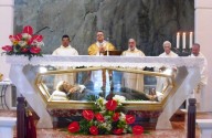 L'arcivescovo Valentinetti, presiede la liturgia sull'altare collocato al di sopra dell'urna che raccoglie le reliquie del Beato Nunzio