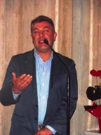 L'artista Francesco Carullo, esecutore dell'opera