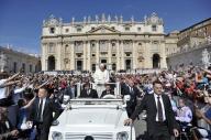 Papa Francesco saluta i fedeli, in piazza San Pietro, a bordo della sua jeep