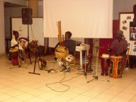 Papa Kane, al centro, si esibisce con la sua band