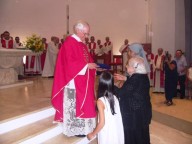 Il parroco di San Pietro apostolo riceve una targa ricordo dai parrocchiani