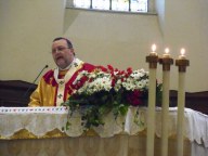 L'arcivescovo pronuncia l'omelia