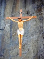 Unimmagine dettagliata del crocifisso ligneo, collocato sullo sfondo della roccia di Riparossa
