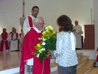Mons. Vincenzo Amadio riceve i fiori, durante l‘offertorio