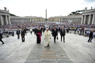 Sempre affollata dai fedeli piazza San Pietro, per l'udienza generale