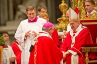 Papa Francesco impone un pallio ad un nuovo arcivescovo metropolita