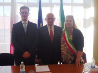 L‘ambasciatore Orlowski con il sindaco di Vicoli Catia Campobasso e l‘assessore alla Cultura Davide Di Giovanni
