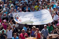Anche tanti religiosi presenti tra i fedeli all'Angelus