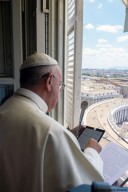 Papa Francesco si iscrive alla Gmg di Cracovia, attraverso un Ipad