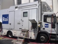 Il pullman regia Rai già operativo all'esterno della Cattedrale di San Cetteo