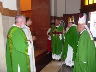 Un momento di preghiera, davanti la tomba dell'arcivescovo emerito Iannucci