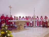 L'altare e il cero pasquale scolpiti nel marmo scolpito da Pietro Cascella