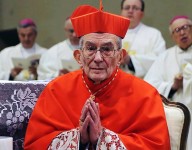 Il cardinale Loris Capovilla, appena ricevuta la berretta cardinalizia