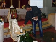 L‘accensione dei ceri dall‘icona della Sacra famiglia