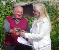 Antonella Allegrino, presidente dell'associazione Domenico Allegrino, consegna i semi ad un ortolano